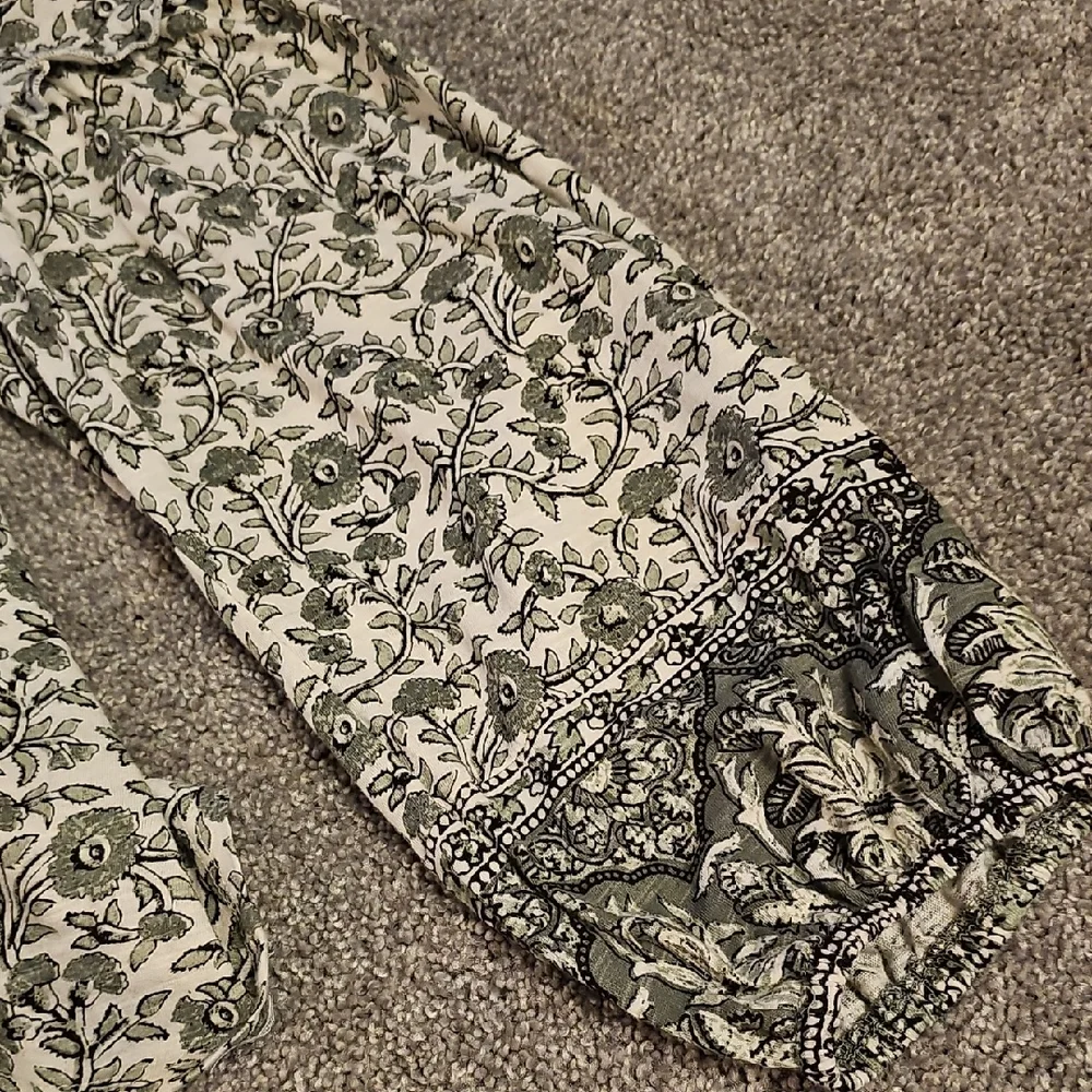 D4🔹️Wonderly Floral Blouse - Green and White - Picture 5 of 7